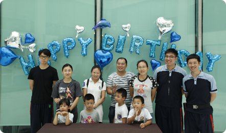 海狮“小乔”周岁生日会，大连圣亚会员做“鱼”糕、学知识，为小海狮庆生